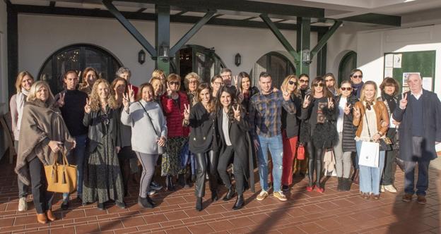 Asistentes al primer desayuno solidario de la Fundación El sueño de Vicky, organizado en el Tenis de La Magdalena. 