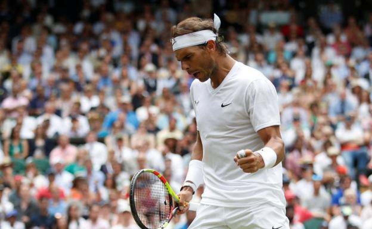 Nadal disputando un partido de Wimbledon.