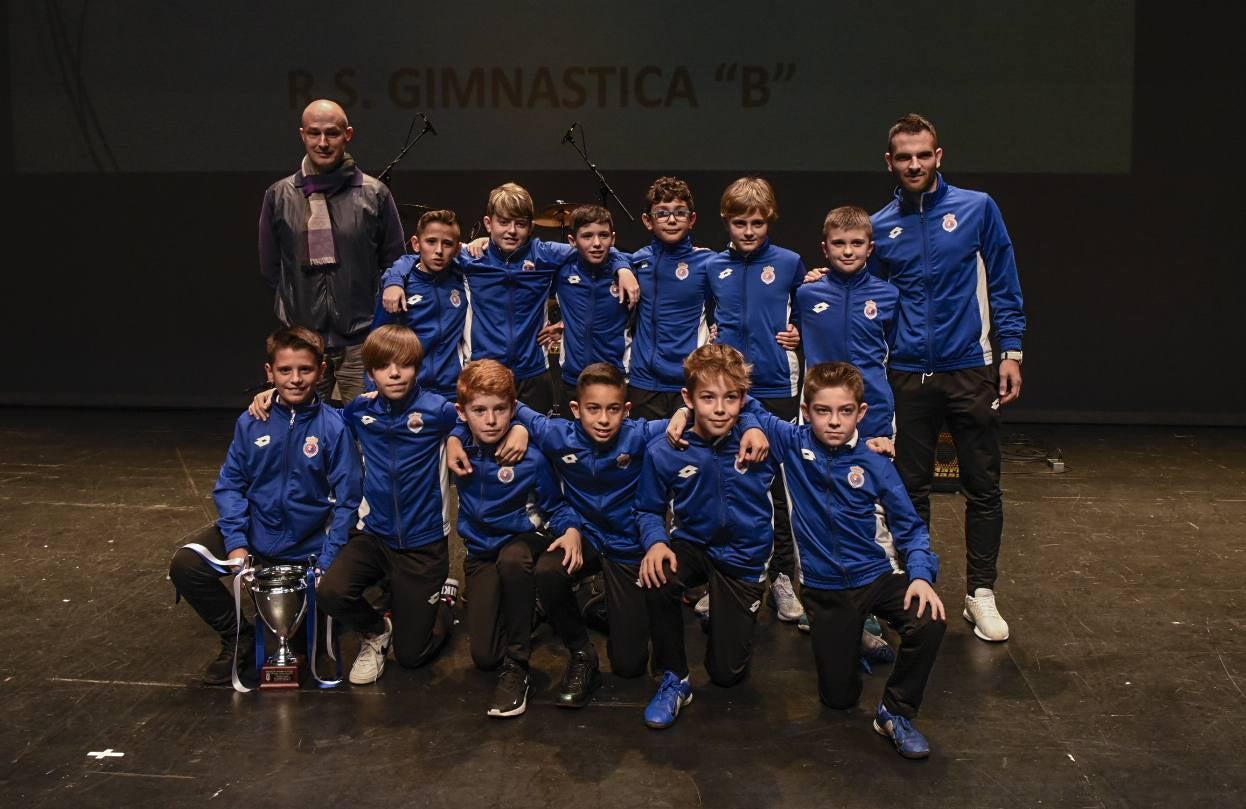 La Federación Cántabra de Fútbol ha celebrado en el Palacio de Festivales su séptima gala anual, en la que se rinde homenaje a los campeones de la pasada temporada