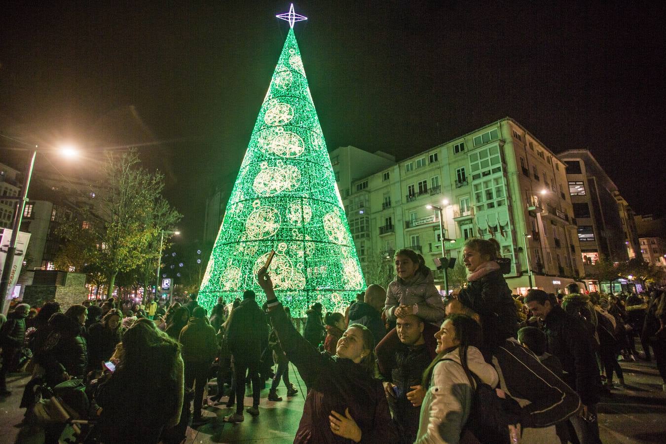 Santander ha dado esta tarde el pistoletazo de salida a la Navidad con la inauguración del belén del Mercado del Este, la apertura de la pista de hielo y el gran tobogán y el encendido del alumbrado que iluminará las calles de la ciudad en estas fechas señaladas.