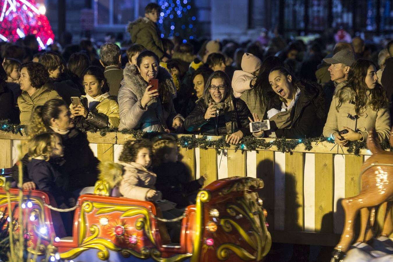 Santander ha dado esta tarde el pistoletazo de salida a la Navidad con la inauguración del belén del Mercado del Este, la apertura de la pista de hielo y el gran tobogán y el encendido del alumbrado que iluminará las calles de la ciudad en estas fechas señaladas.