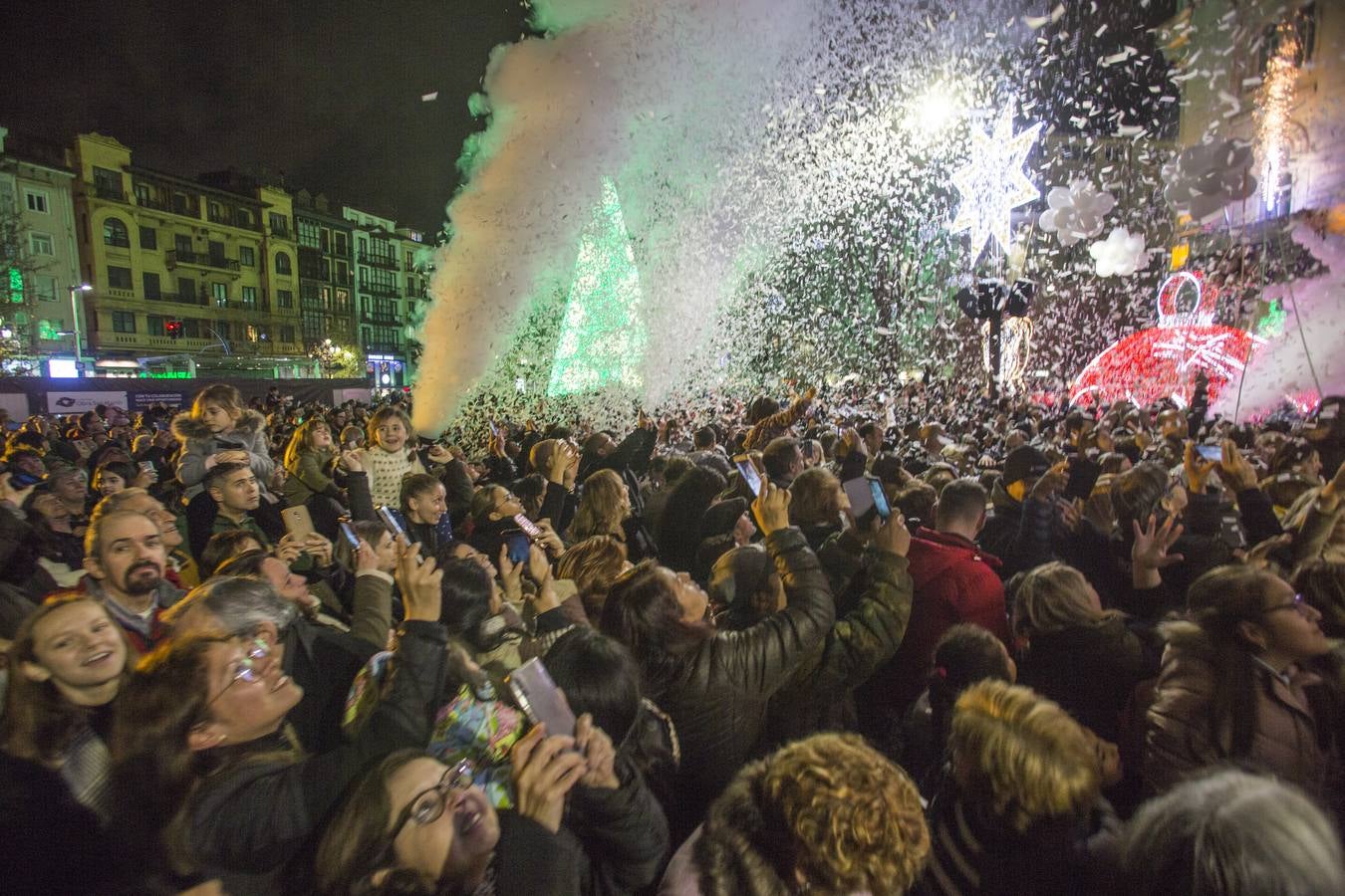 Santander ha dado esta tarde el pistoletazo de salida a la Navidad con la inauguración del belén del Mercado del Este, la apertura de la pista de hielo y el gran tobogán y el encendido del alumbrado que iluminará las calles de la ciudad en estas fechas señaladas.