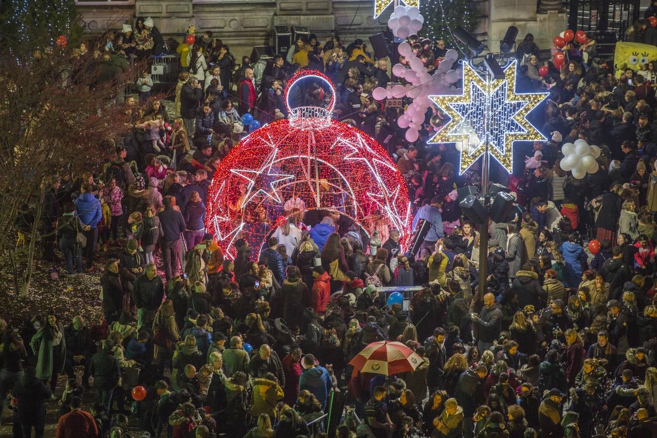 Santander ha dado esta tarde el pistoletazo de salida a la Navidad con la inauguración del belén del Mercado del Este, la apertura de la pista de hielo y el gran tobogán y el encendido del alumbrado que iluminará las calles de la ciudad en estas fechas señaladas.