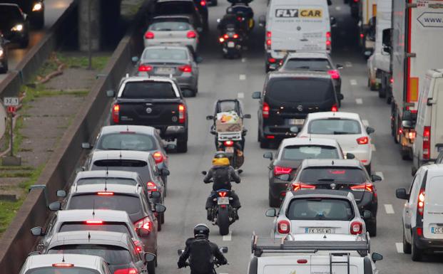 Atasco en uno de los accesos a la capital francesa.