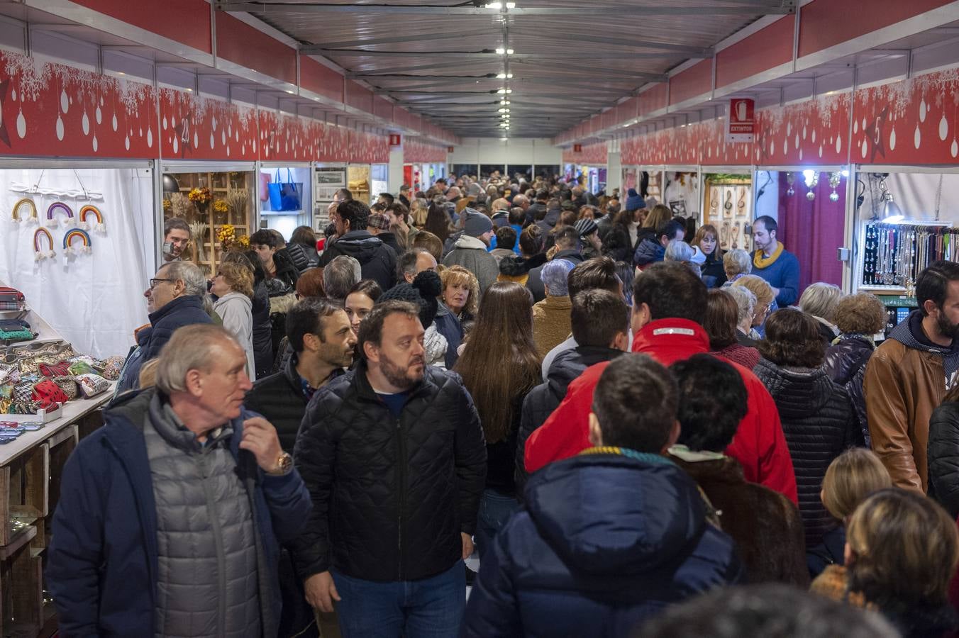 El tobogán gigante instalado en Santander es la gran novedad de las atracciones navideñas de este año, que se suma a la tradicional pista de hielo, el mercadillo y los carruseles infantiles