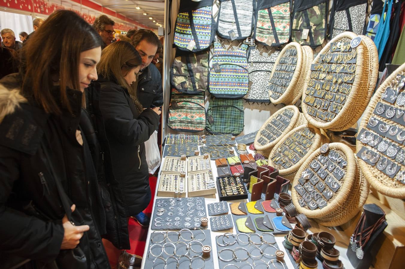 El tobogán gigante instalado en Santander es la gran novedad de las atracciones navideñas de este año, que se suma a la tradicional pista de hielo, el mercadillo y los carruseles infantiles