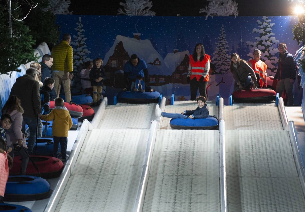 El tobogán gigante instalado en Santander es la gran novedad de las atracciones navideñas de este año, que se suma a la tradicional pista de hielo, el mercadillo y los carruseles infantiles