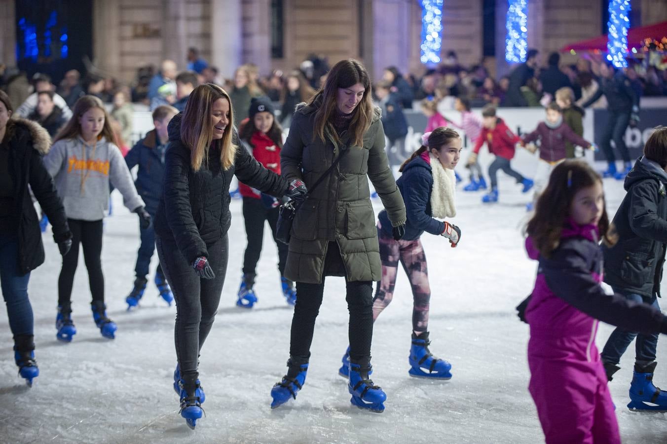 El tobogán gigante instalado en Santander es la gran novedad de las atracciones navideñas de este año, que se suma a la tradicional pista de hielo, el mercadillo y los carruseles infantiles