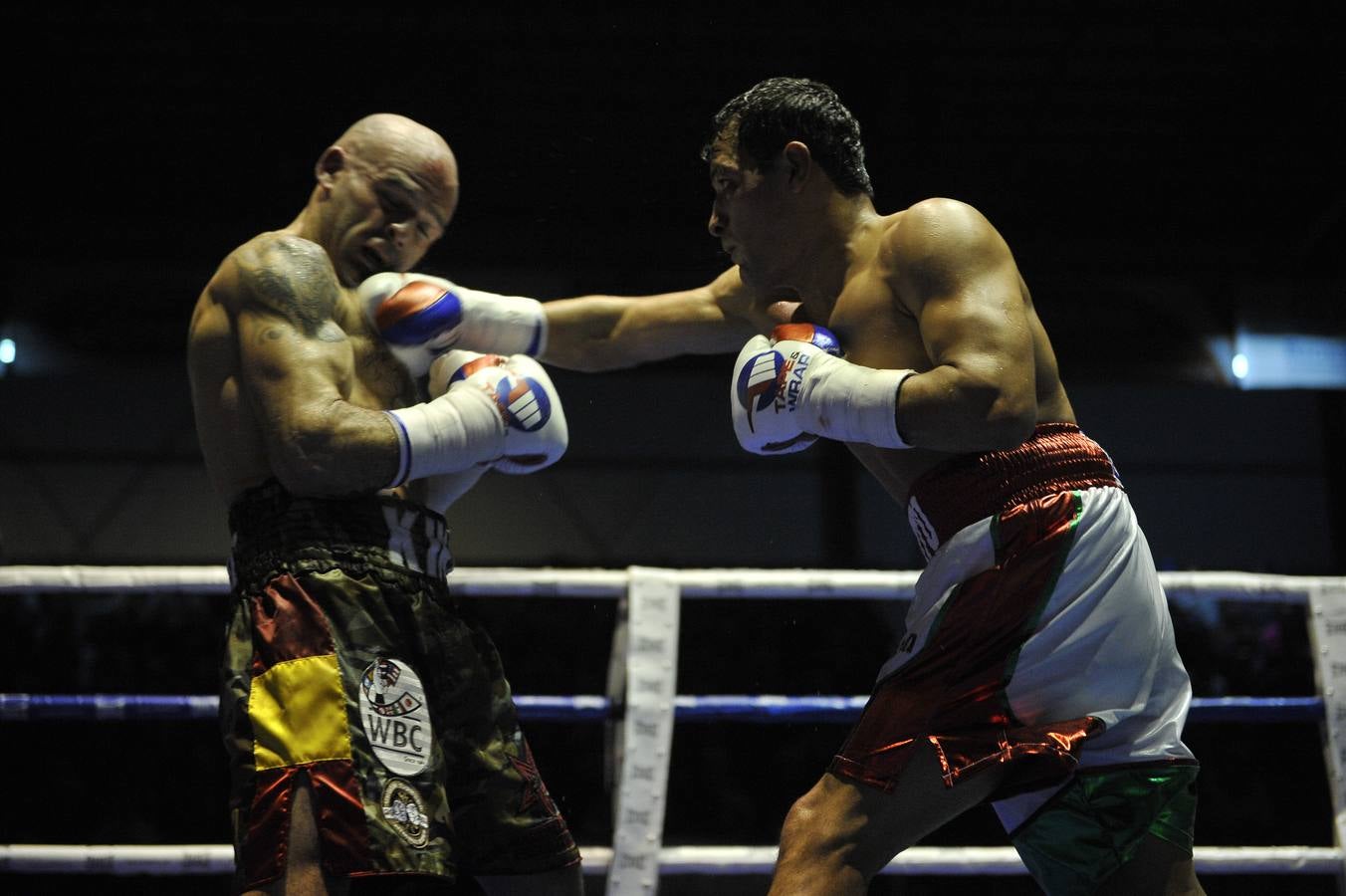 Una nueva velada con el Niño como protagonista y de nuevo un excepcional ambiente en el Vicente Trueba, con colas ya desde primera hora, antes de que comenzara la jornada, que tenía previsto su primer combate para las ocho de la tarde. Y ya desde el principio las gradas del pabellón mostraban una buena afluencia, destinada a multiplicarse para la cita estelar de la noche. También en los alrededores se aprecia el movimiento propio de estas ocasiones, en una noche de sábado en la que el deporte convive con la jornada de puente y fiestas en la Plaza Mayor y la Plaza Roja. En total, más de 2.000 personas para seguir con atención la tercera defensa del título del campeón torrelaveguense, siempre volcado con una ciudad que sabe devolverle el cariño.