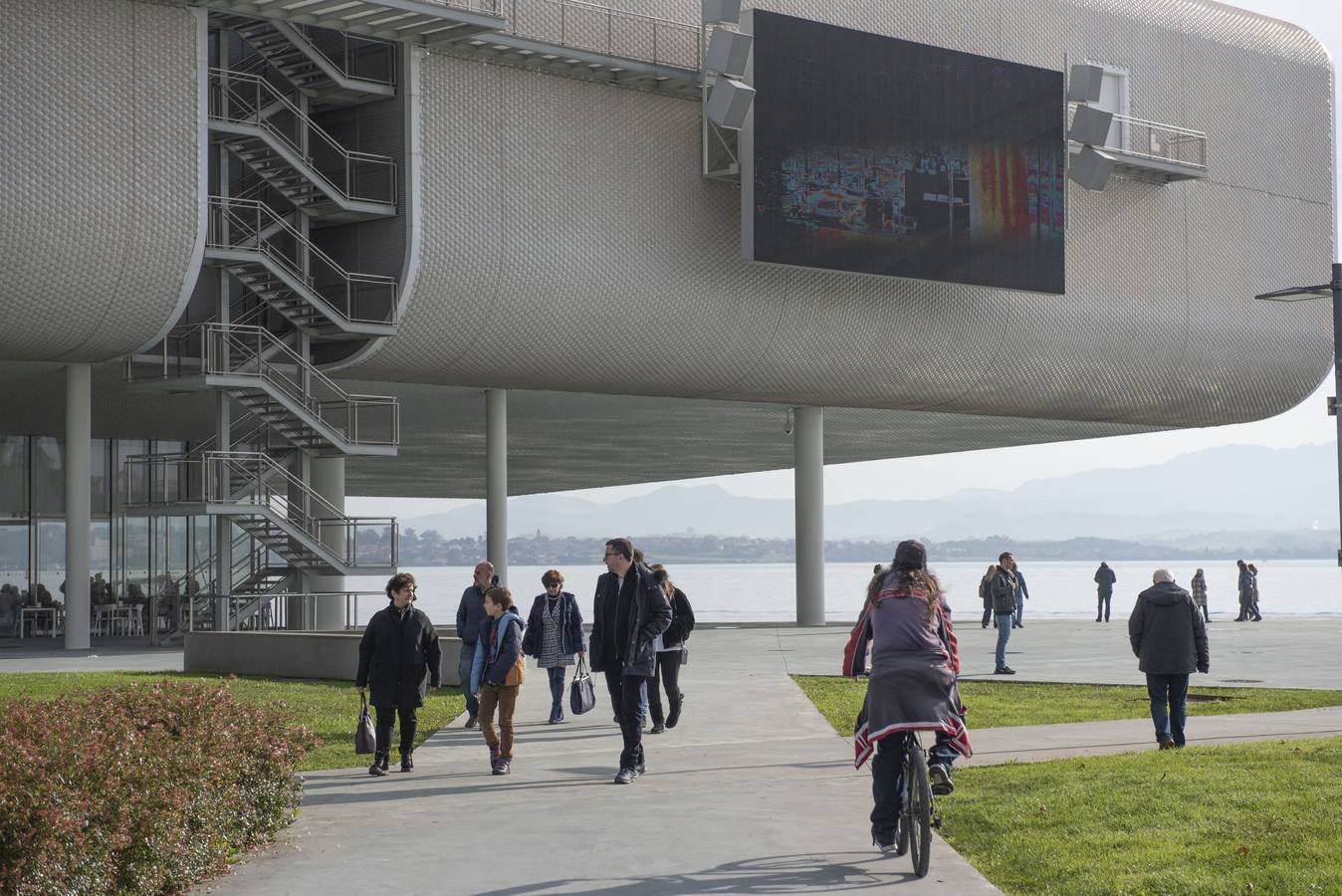 Los primeros turistas llegaron ayer a Santander con muchos planes para visitar la ciudad, la costa y el interior de la región.