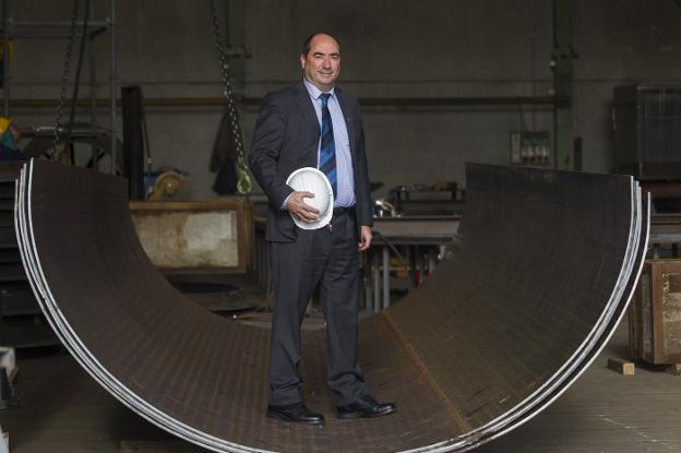 Luis San Segundo, en las instalaciones de Degima, sobre una de las piezas para el prototipo de aerogenerador flotante que se está construyendo.