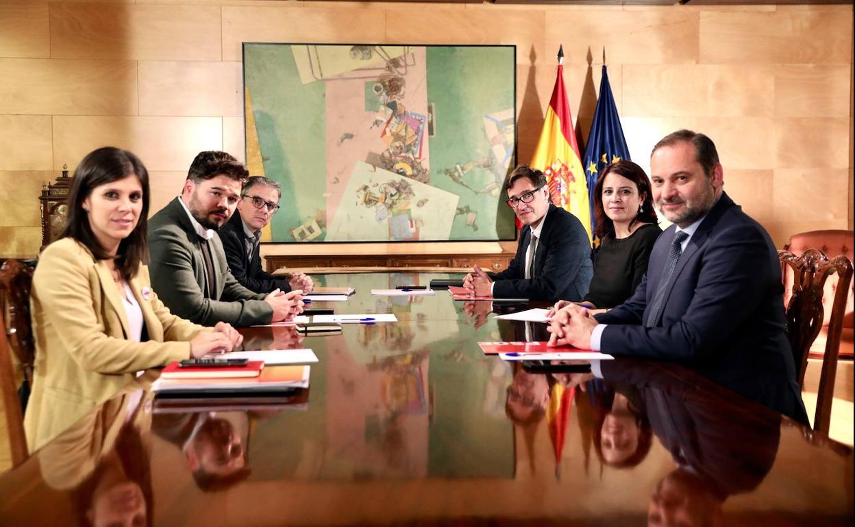 Los equipos negociadores del PSOE y de ERC en su reunión del pasado martes en el Congreso.