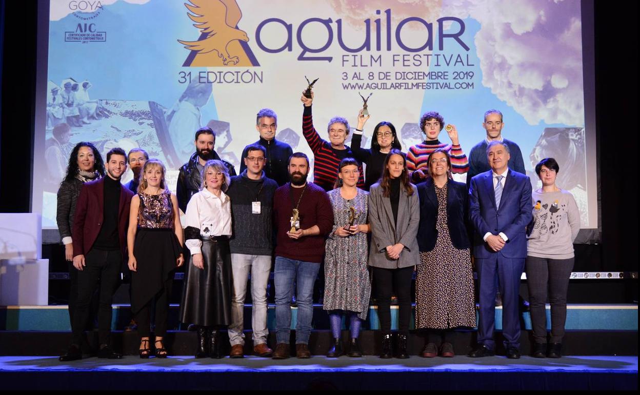 Retrato de familia de los premiados en la ceremonia de clausura del Festival, que entregó su Águila de Oro al actor gallego Miguel de Lira. 