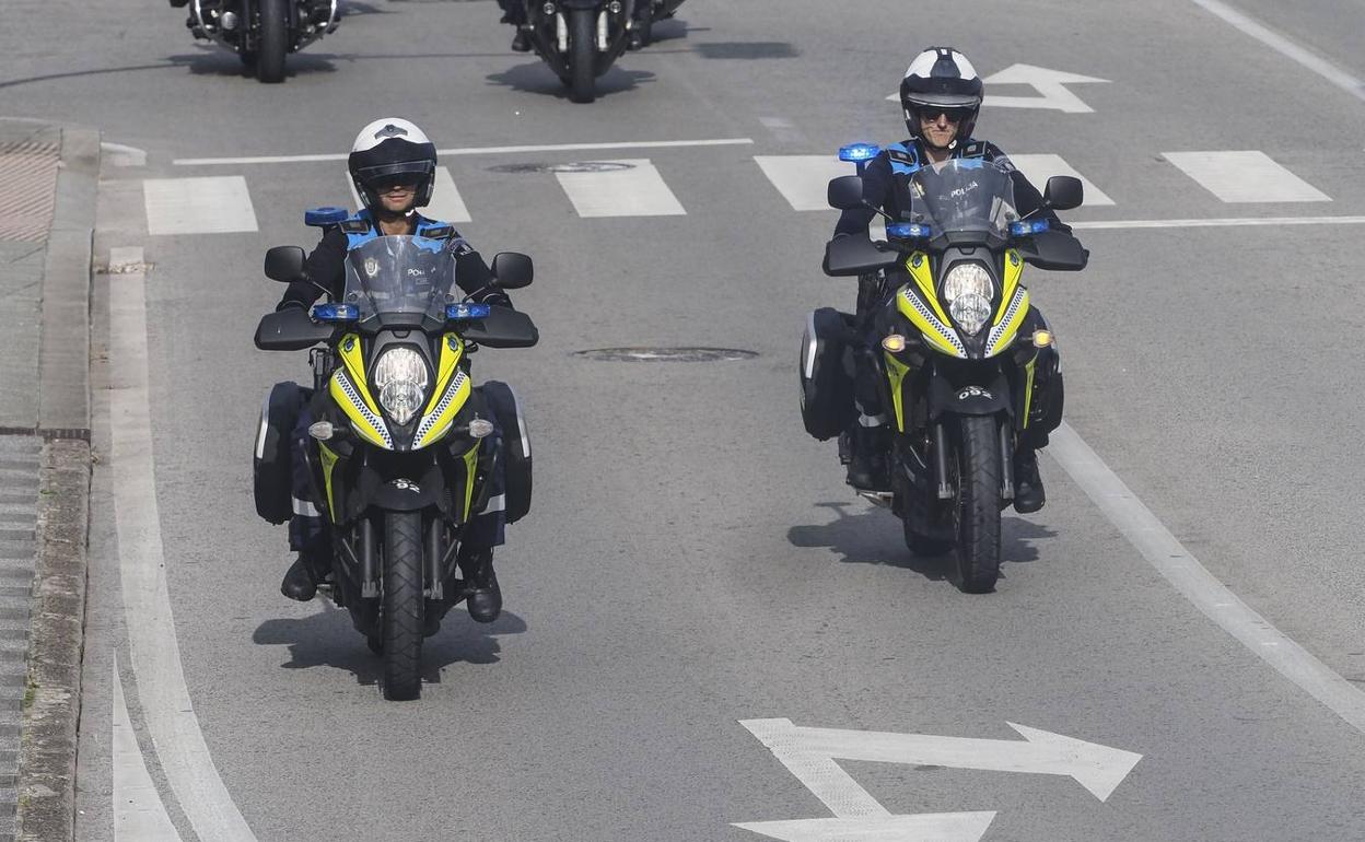 Imagen de archivo de dos policías locales de Santander-