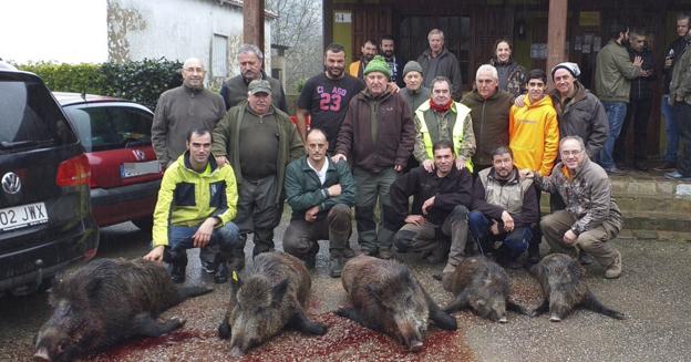 La cuadrilla 23 que dirige el veterano 'Romanín' Varela con cinco jabalíes abatidos en Coo San Cipriano. 