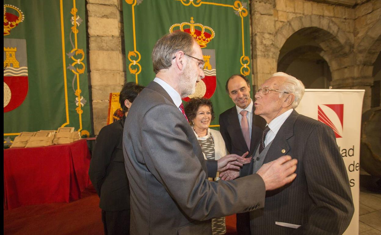 El cronista en 2015, cuando recibió la Estela de Oro de la Sociedad Cántabra de Escritores.