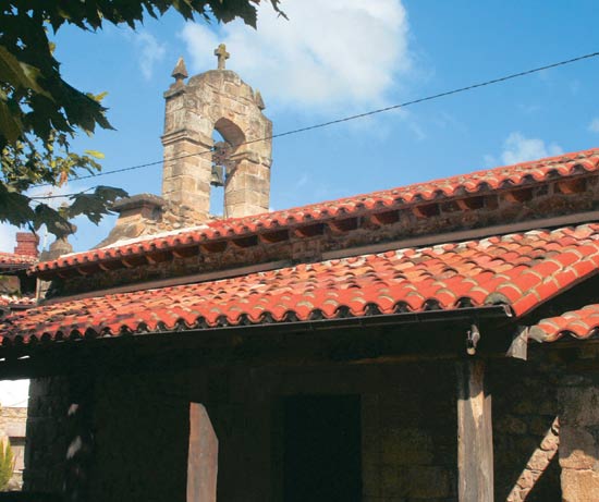 Imagen secundaria 1 - Iglesia parroquial de San Tirso, en Saro de Arriba. Capilla de la Virgen del Camino, del siglo XVII, en Saro de Abajo. Torre de la iglesia de San Lorenzo, en Llerana, donde se ubica el Museo del Indiano. 