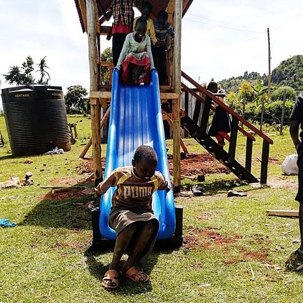 La solidaridad de los vecinos permitió construir un parque infantil. 