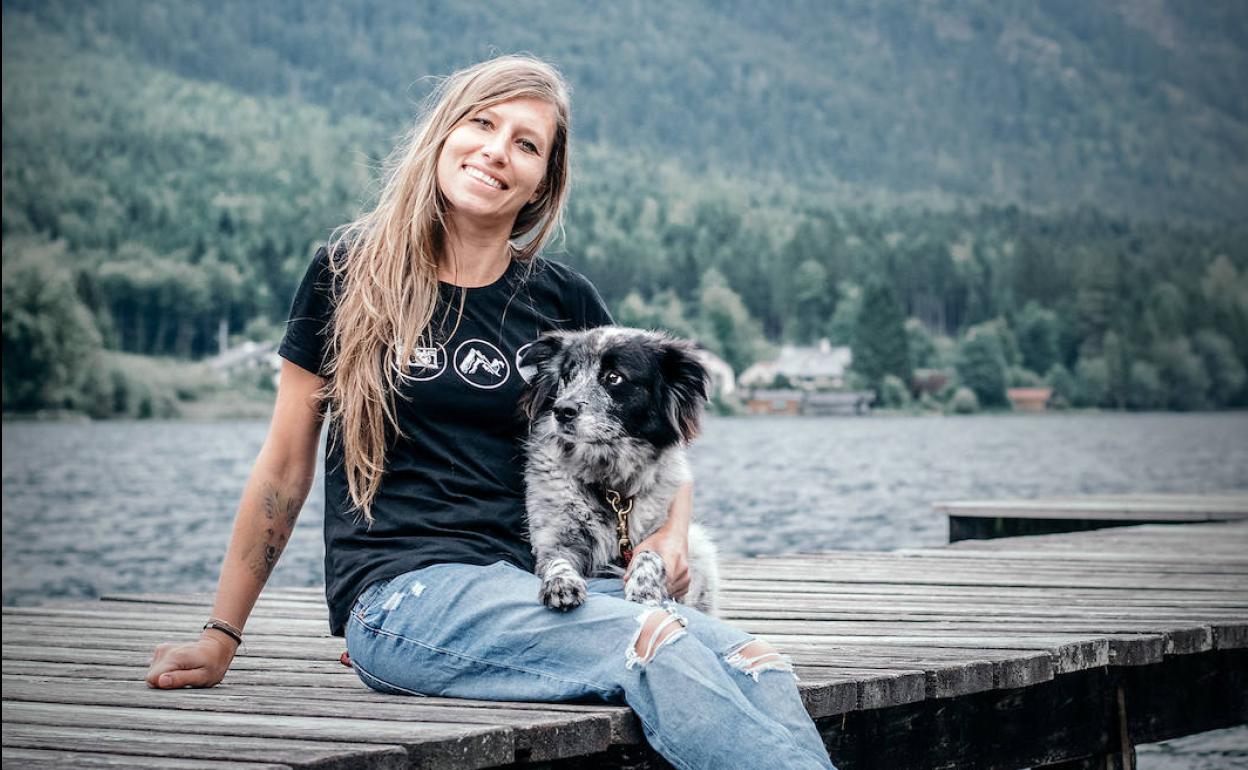 La fotógrafa austriaca Anne Geier junto a su perro Yuri.