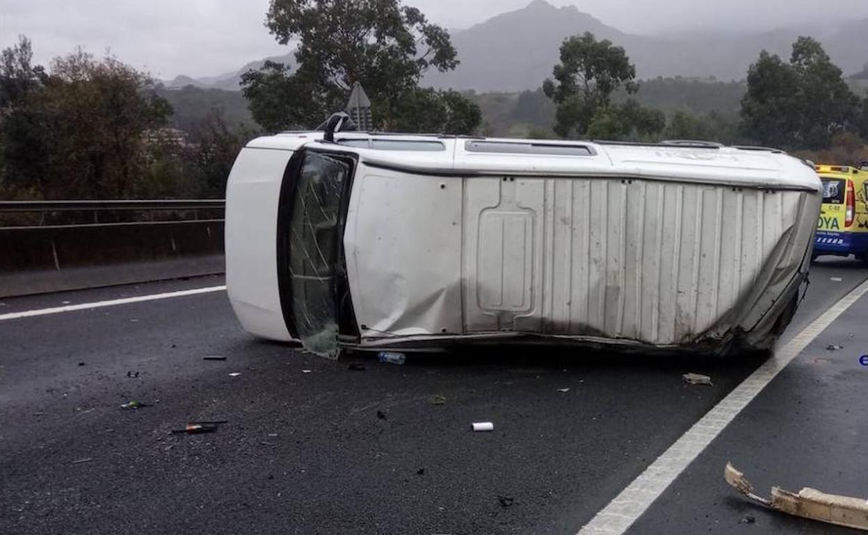 Imagen de la furgoneta que quedó volcada tras el accidente.