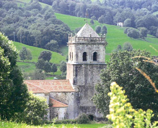 Imagen secundaria 2 - Iglesia parroquial de San Tirso, en Saro de Arriba. Capilla de la Virgen del Camino, del siglo XVII, en Saro de Abajo. Torre de la iglesia de San Lorenzo, en Llerana, donde se ubica el Museo del Indiano. 