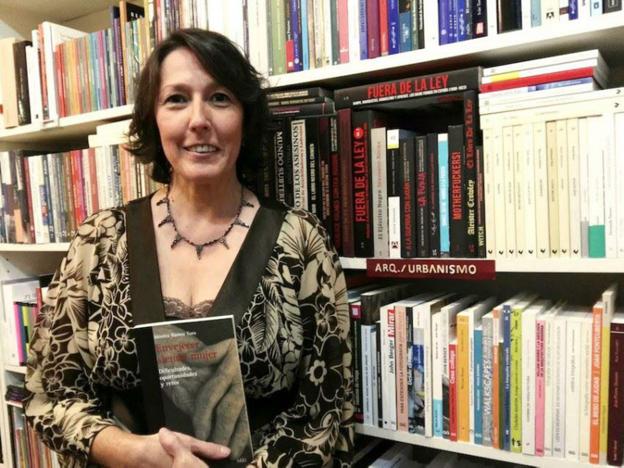 Mónica Ramos posa con su libro, 'Envejecer siendo mujer', en el que refleja sus estudios de género y trayectoria vital. 