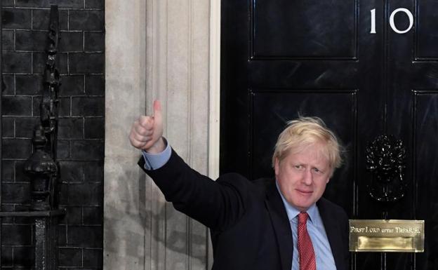 Boris Johnson comparece durante la noche electoral.