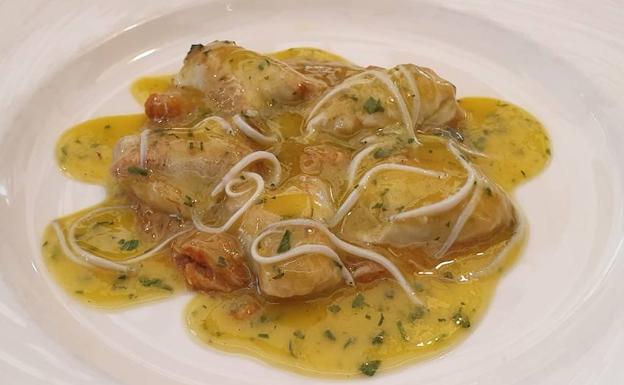 Cocochas con angulas, centollo y salsa verde.