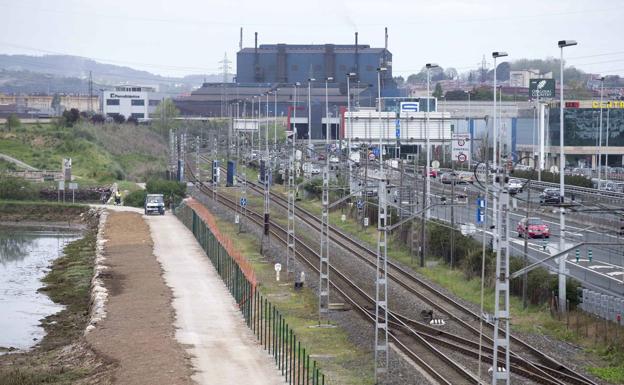 Revilla admite la «complicada» coyuntura de la industria cántabra