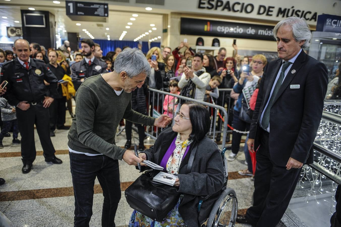 Centenares de personas ocuparon la primera planta de El Corte Inglés para acudir a la firma de discos de Sergio Dalma. Desde primera hora de la tarde, fans del artista, mayoritariamente mujeres, hicieron cola para asegurarse una dedicatoria y una foto con el cantante