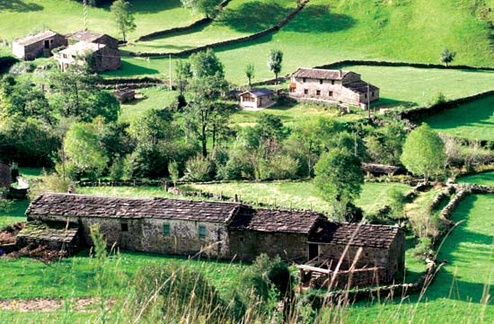 El paisaje de esta comarca se caracteriza por las amplias praderías delimitadas con muros de piedra y salpicadas de cabañas pasiegas.