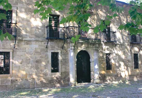 Imagen principal - Palacio de Donadío, ubicado en la plaza de La Colina. Casa del Patriarca, construcción señorial del siglo XVII. Viviendas del municipio de Selaya.