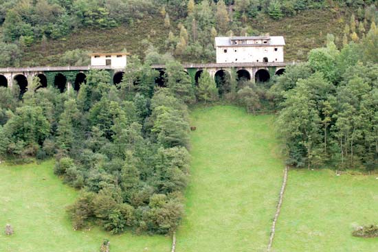 El túnel de la Engaña formaba parte de la línea férrea Santander-Mediterráneo, aunque nunca fue terminado. En la imagen, estación proyectada en Yera.