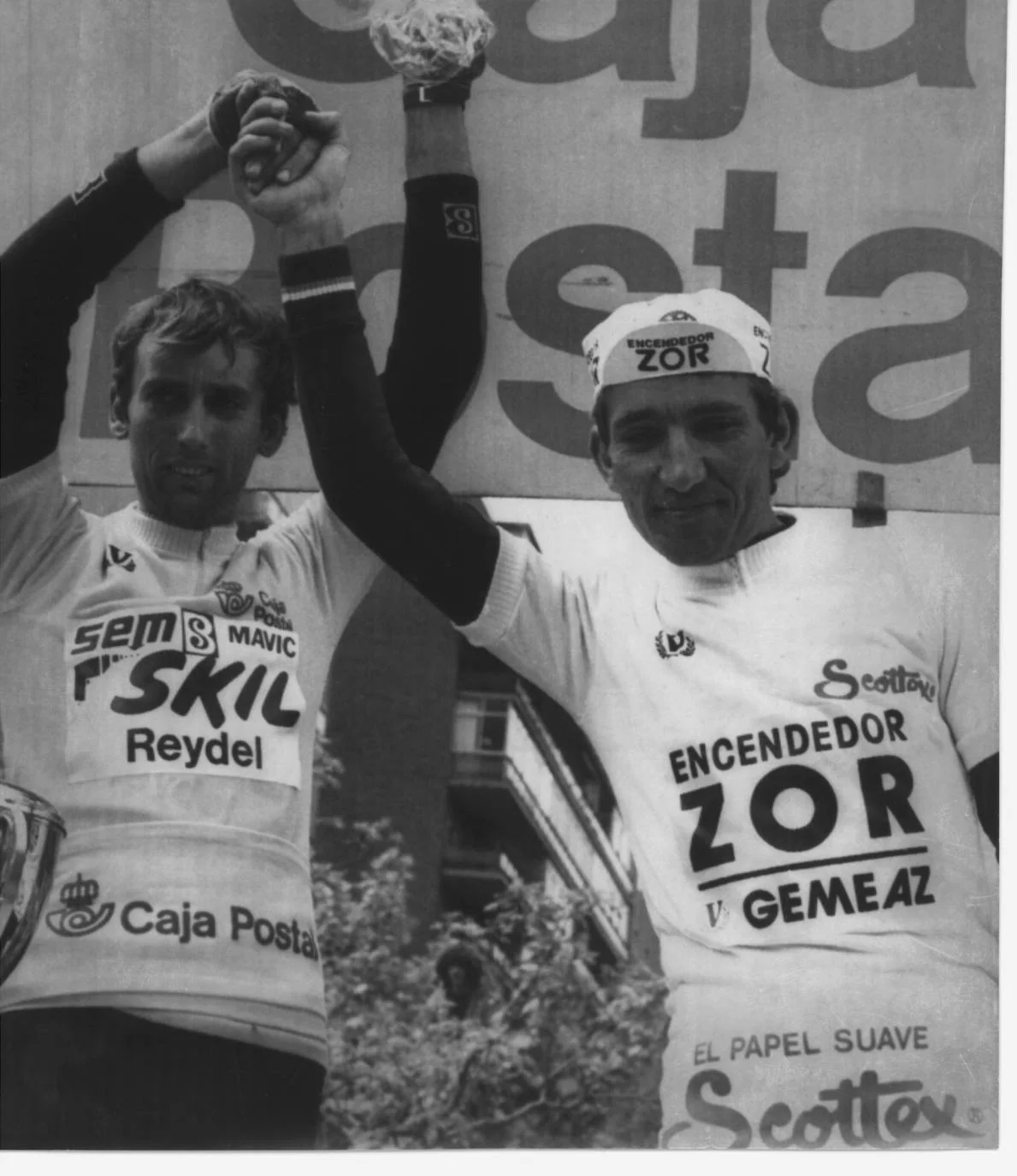 Los ciclistas Alberto Fernández y Eric Caritoux en el podio de la Vuelta Ciclista a España.