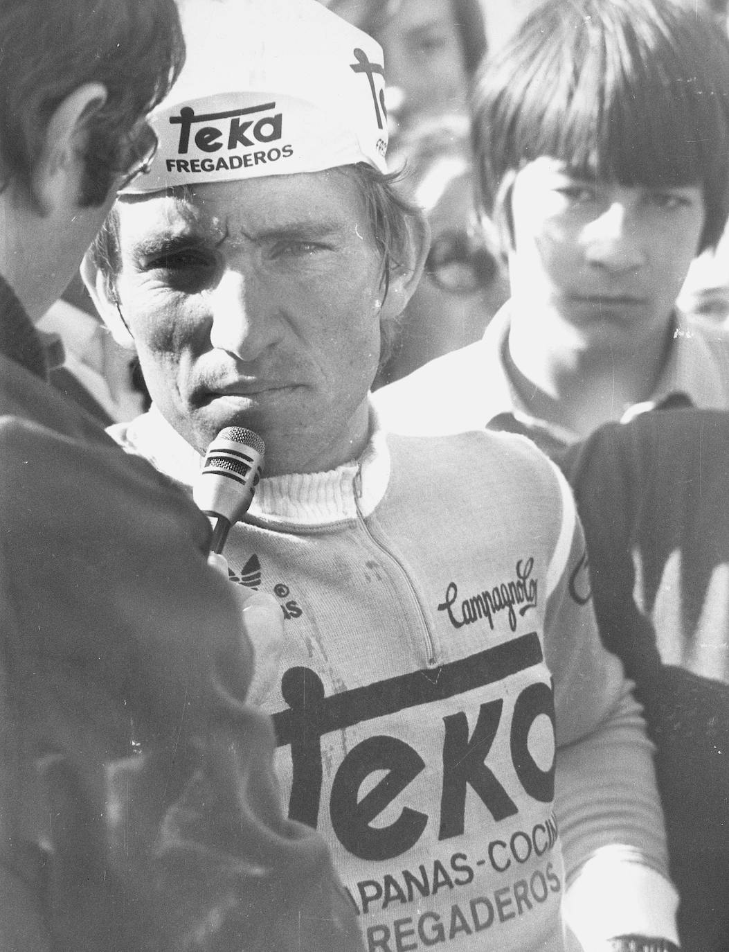 Alberto Fernández, ciclista del Teka, habla con los periodistas al final de una de las etapas de montaña de la Vuelta Ciclista al País Vasco de 1980.
