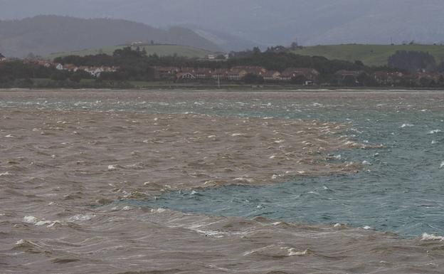 Aspecto de la ría de Cubas esta mañana, al unirse el agua dulce del río con el mar de la bahía.