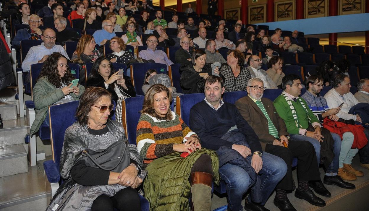 Los aficionados esperan la proyección del documental en la Sala Argenta.