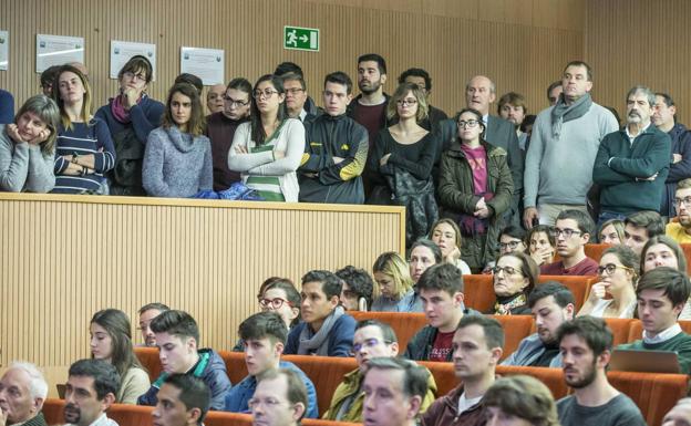 El aula magna de la Escuela de Caminos se llenó de público para escuchar a los expertos. :: roberto ruiz