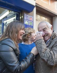 Imagen secundaria 2 - En la imagen grande, la celebración en la administración de Lotería de la calle Calvo Sotelo de Santander, en el que cayó el segundo premio de 2017. Debajo, el punto de venta de Gregorio Marañón, donde ese mismo año se vendieron por internet siete decimos del Gordo. En la imagen pequeña, la emoción vivida las pasadas Navidades en la administración número 3 de Torrelavega, en la calle Alonso Astúlez, donde se repartió un quinto premio.