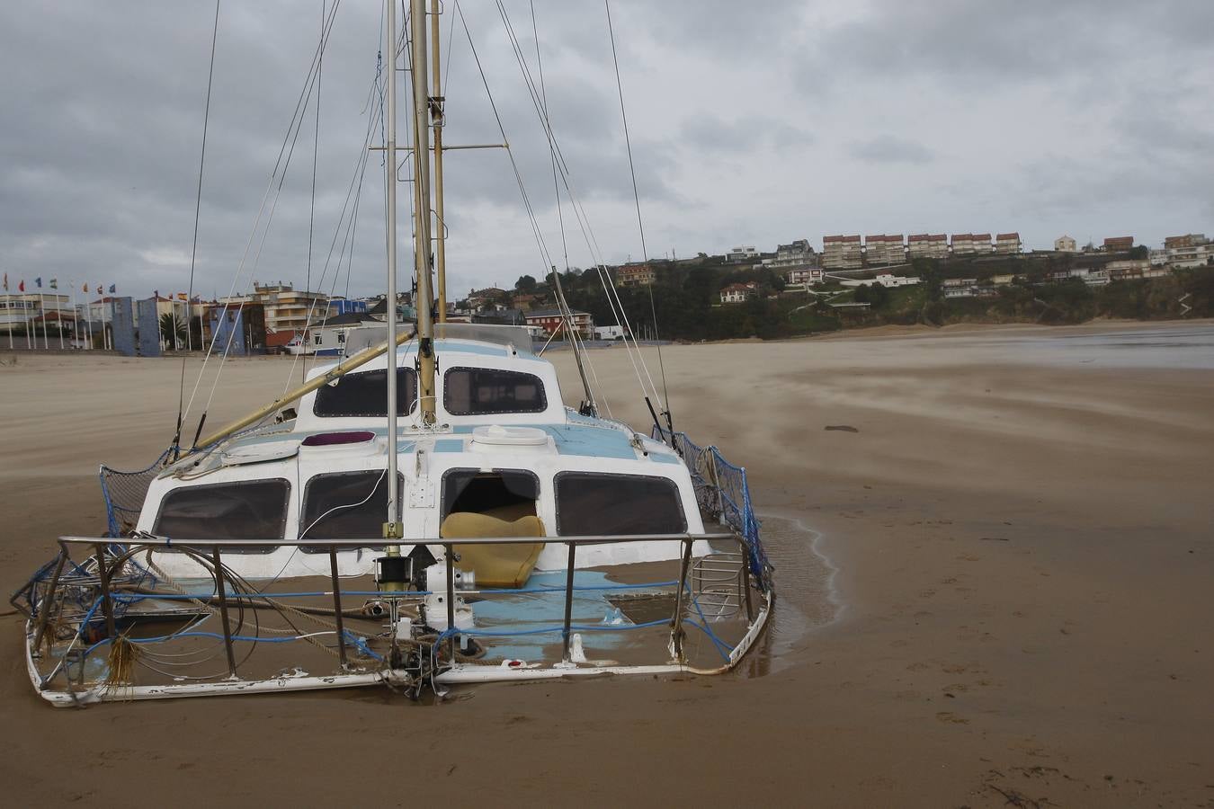 Catamarán hundido a finales de noviembre en Suances. Cada vez está más enterrado en la arena de la playa.