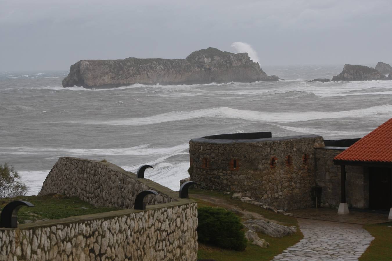 Oleaje en Suances en plena alerta roja.