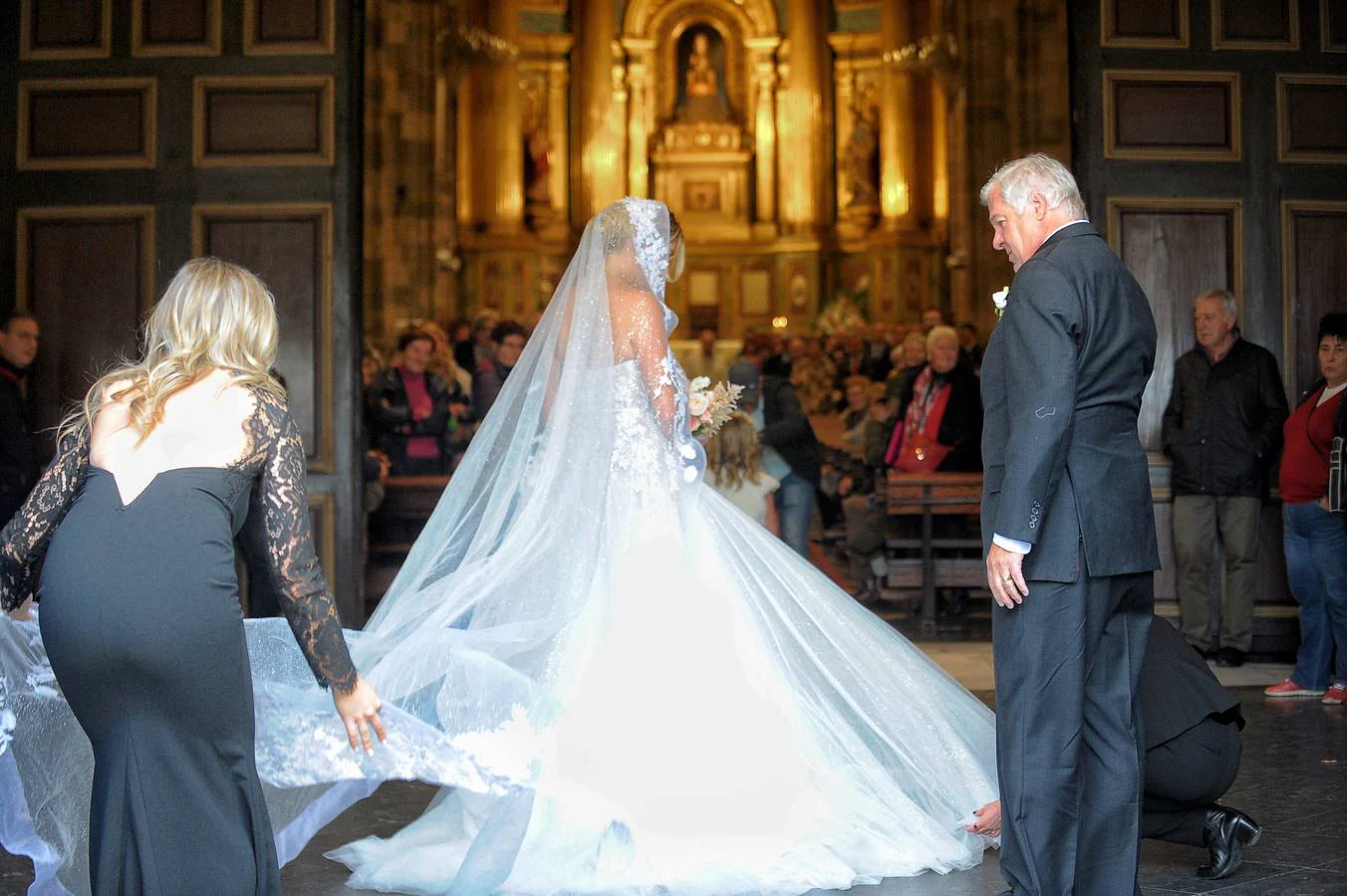 El golfista vasco Jon Rahm y la estadounidense Kelley Cahill se dieron el 'sí, quiero' en la Basílica de Nuestra Señora de Begoña de Bilbao