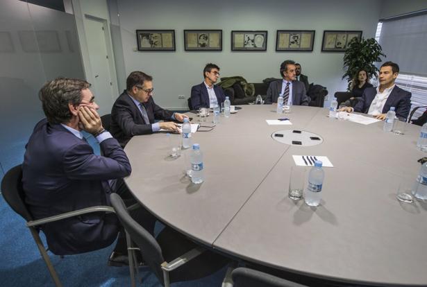 Javier Zorrilla, Francisco Martín y Massimo Marsili, ayer, en la sede de El Diario Montañés, junto al director general del periódico, Ignacio Pérez, y el director, Íñigo Noriega. 