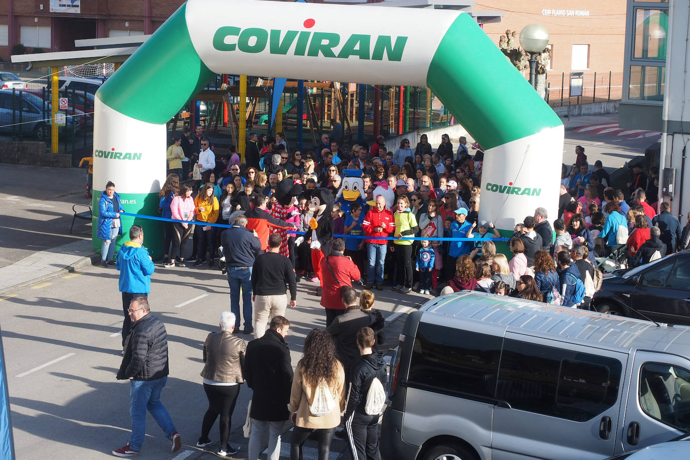 Decenas de personas han participado en la II Marcha Popular Solidaria de Bárcena de Cicero a favor de la asociación Buscando Sonrisas. La prueba, apta para toda la familia, ha transcurrido por 4.5 kilómetros del municipio, con salida y llegada en el polideportivo de Cicero.