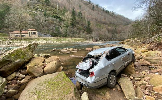 Estado en el que ha amanecido el coche que ha caído al río Saja, en la carretera entre el Puente Santa Lucía y Ruente.