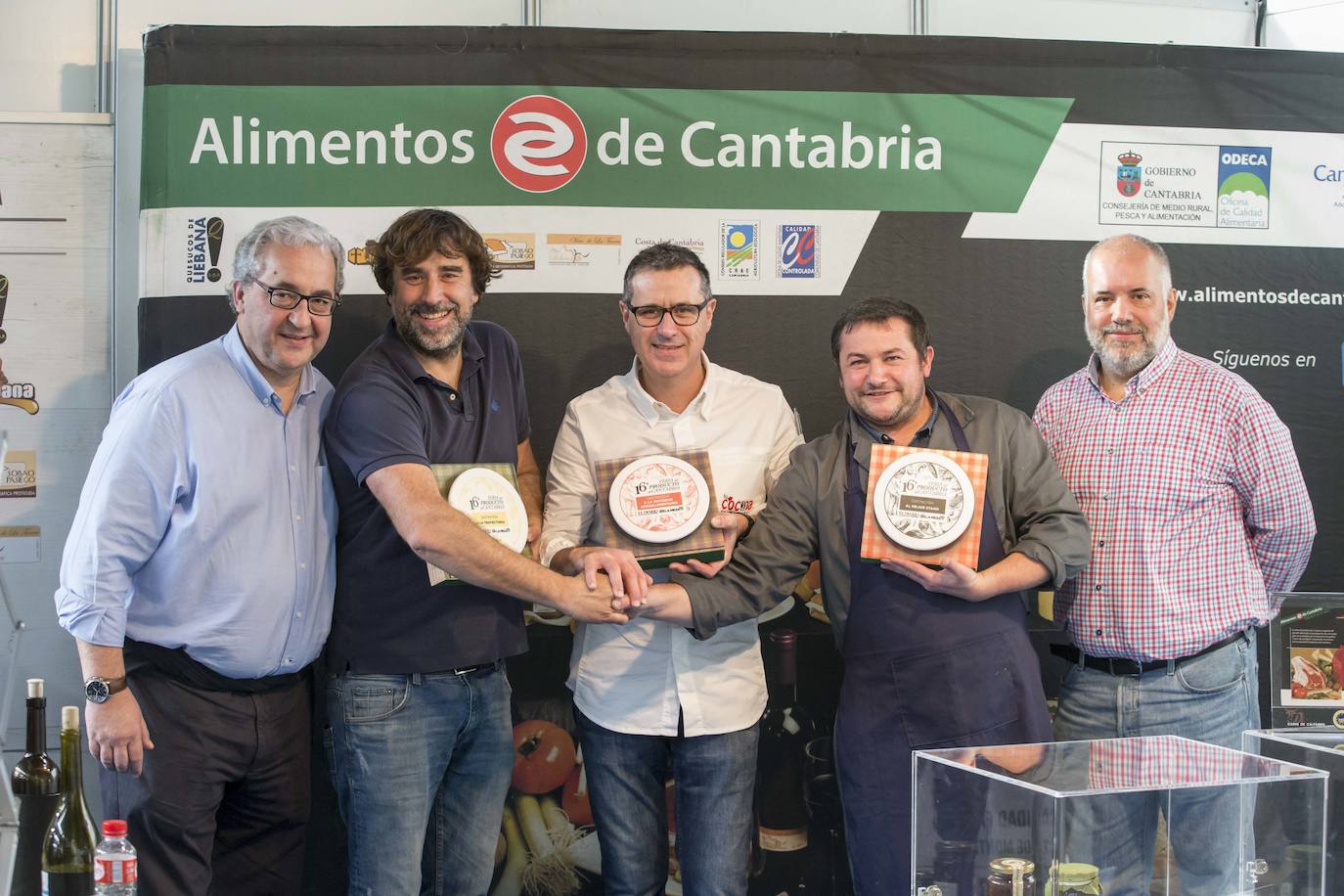 Ganadores de los premios a los expositores más sobresalientes entre Javier Hernández de Sande, coordinador de la Feria, y José Luis Pérez, redactor jefe de El Diario Montañés y responsable de Cantabria en la Mesa.