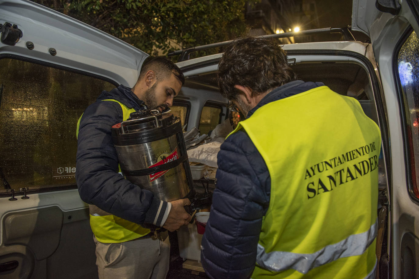 Ola de Frío. El programa del Ayuntamiento de Santander funciona entre octubre y mayo. Asistentes y voluntarios reparten a diario café, leche, bollería o mantas entre las personas sin techo.