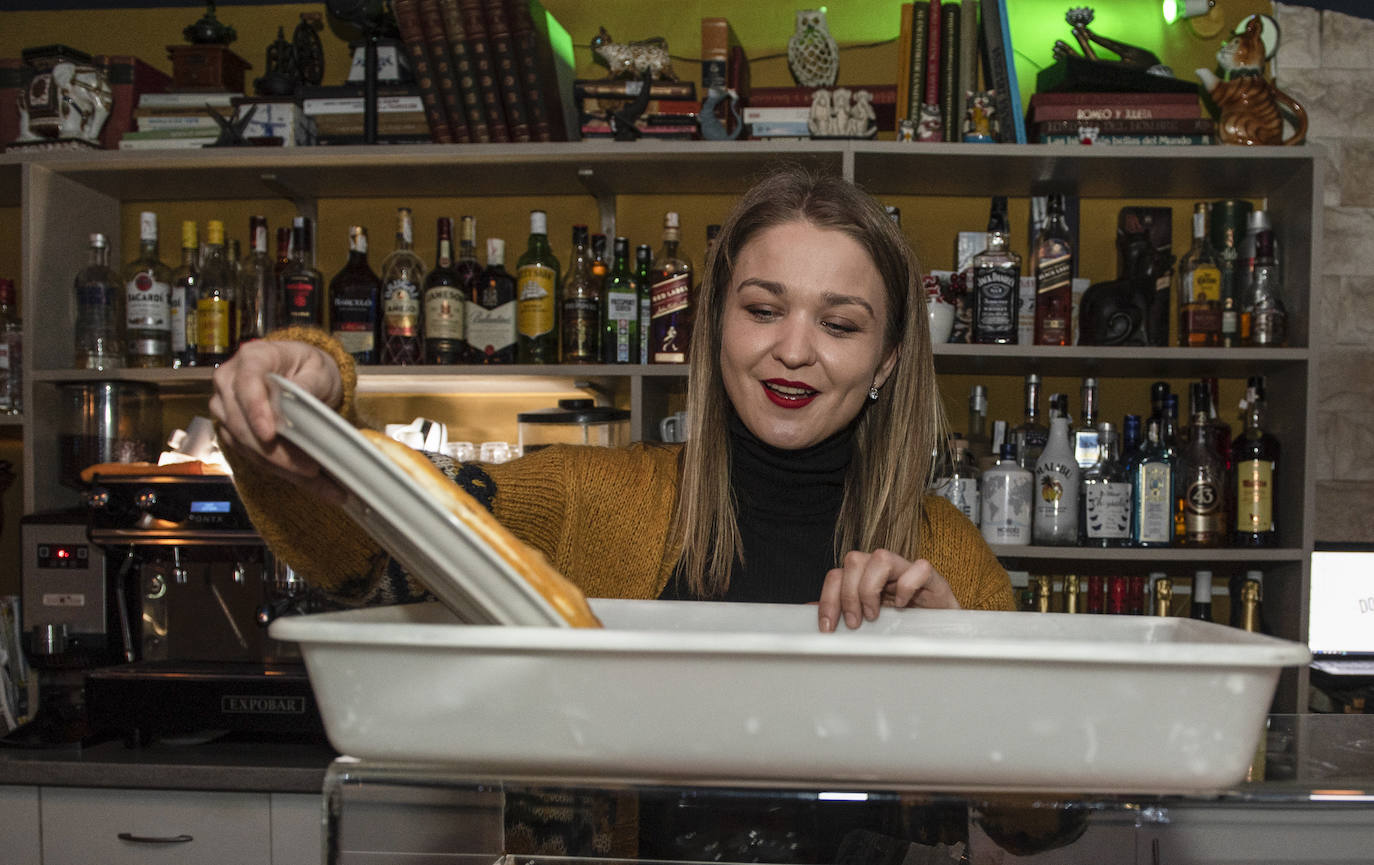 Un poco más. Irina Babina regenta el local Doscalles, en Santander. Reserva a diario pinchos y raciones sobrantes para su reparto entre las personas sin hogar. 