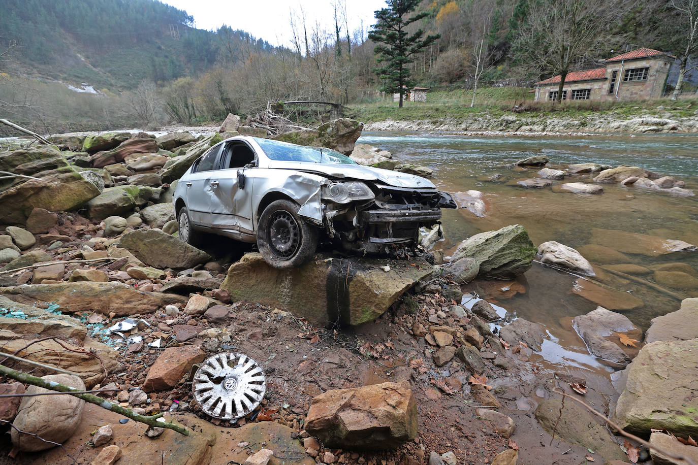 El vehículo cayó durante la madrugada en la carretera entre Cabezón de la Sal y Ruente, quinientos metros más arriba del Puente Santa Lucía