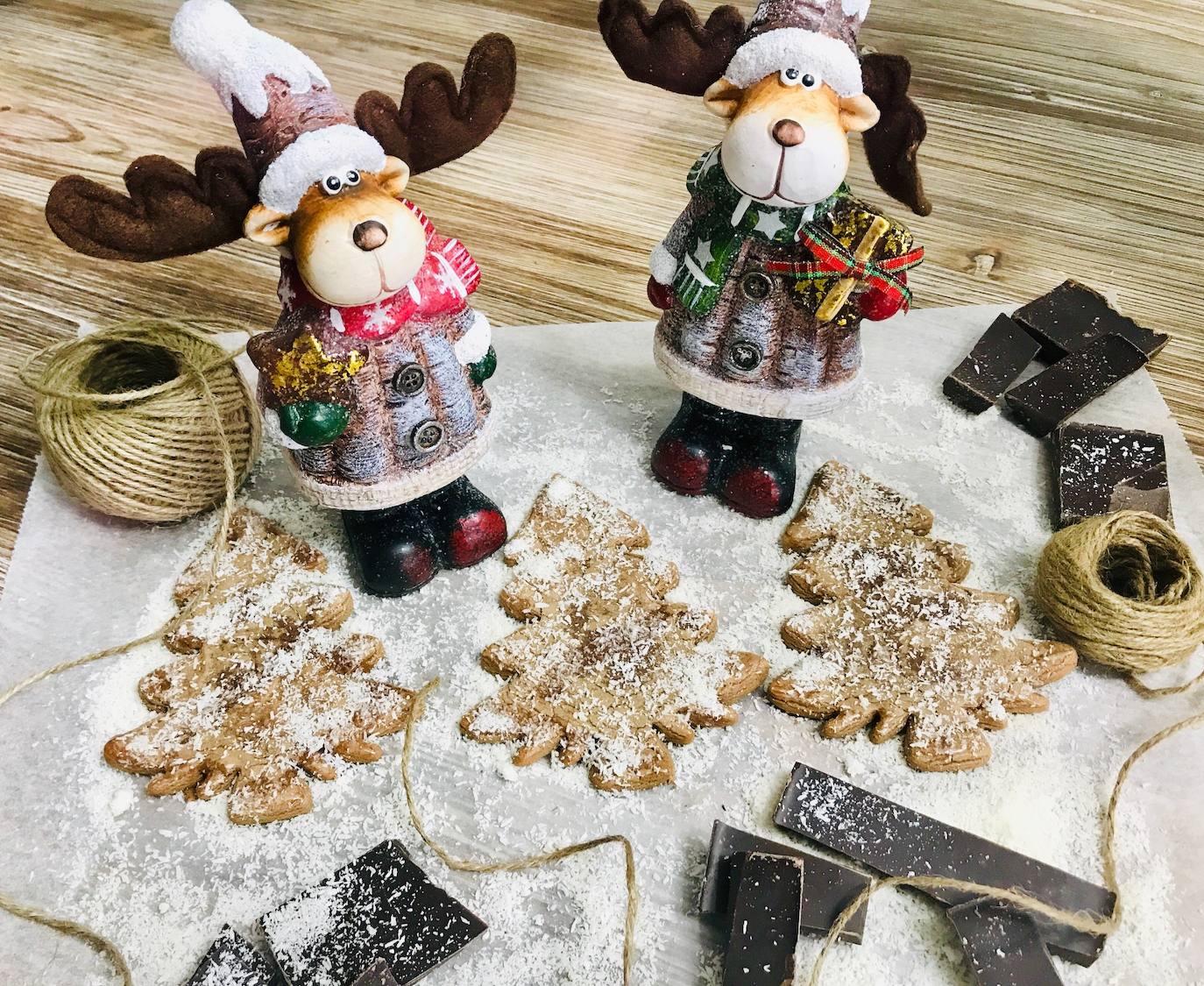 GALLETAS DE CHOCOLATE. Emplatado navideño para este postre que podéis disfrutar con los más peques.